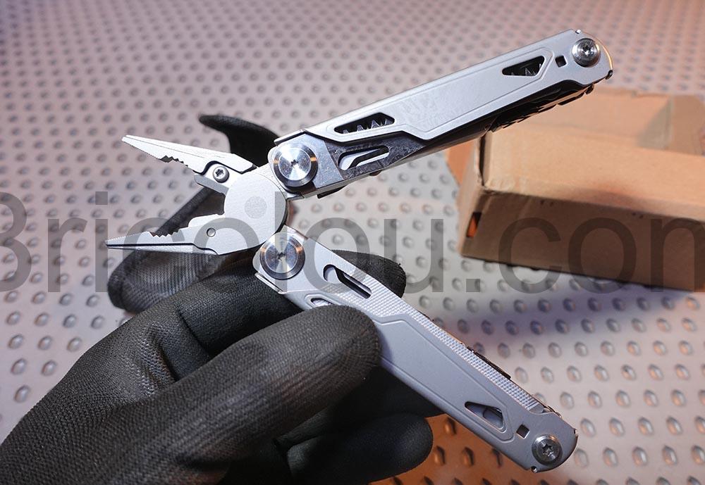 Pince outil Multifonction Inoxydable 17 en 1 ouverte Pince outil Multifonction Inoxydable 17 en 1 ouverte