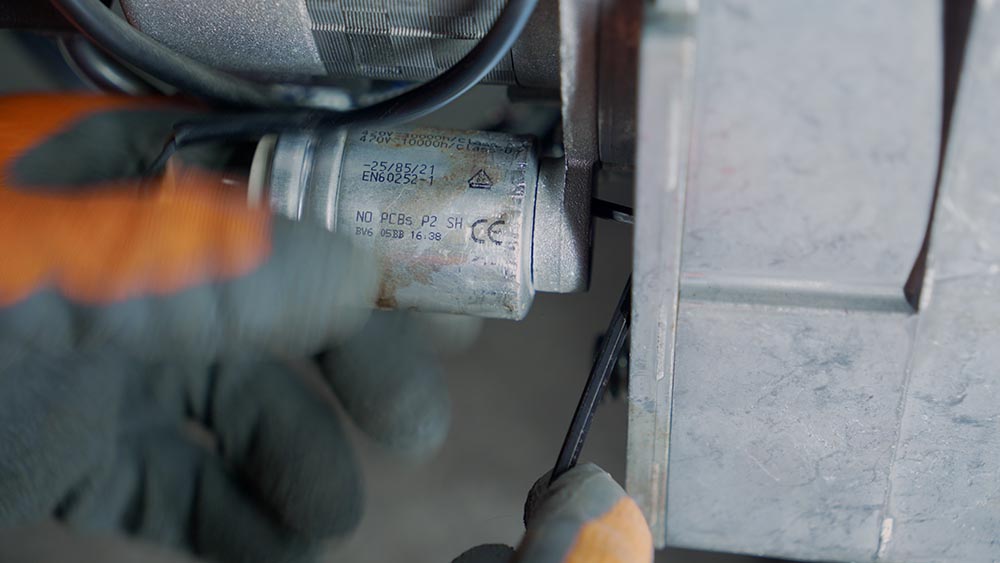 Viessmann réparer défaut bruleur d1 chaudière Changer le condensateur écrou